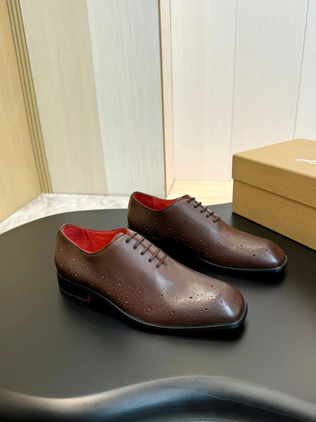 💰960 Christia*.Loubouti* high-end men's business formal leather shoes, original genuine cowhide red sole, imported Italian cowhide outsole, first-layer cowhide, water-dyed cowhide lining, high-end luxury. Size: 39-44 (customized at 38.45.46)✅